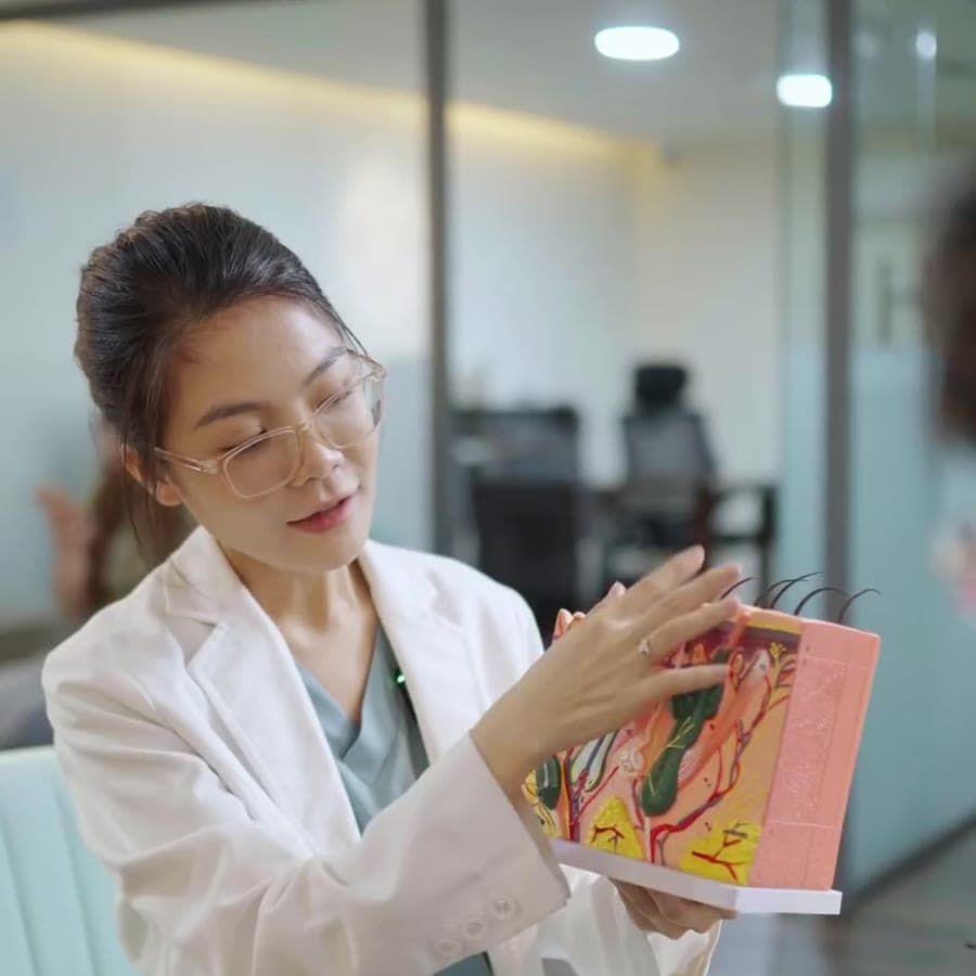 BS.CKI Bùi Thị Kim Kha giải thích cấu trúc da bằng mô hình tại BonBoz