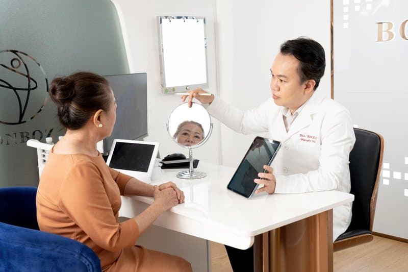 Giám đốc Y khoa BonBoz Clinic tư vấn cho khách hàng