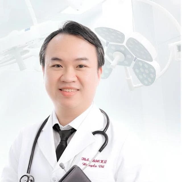 Ảnh minh hoạ — BS.Ths.CKII Nguyễn Xuân Vũ trong trang phục chuyên môn tại phòng khám