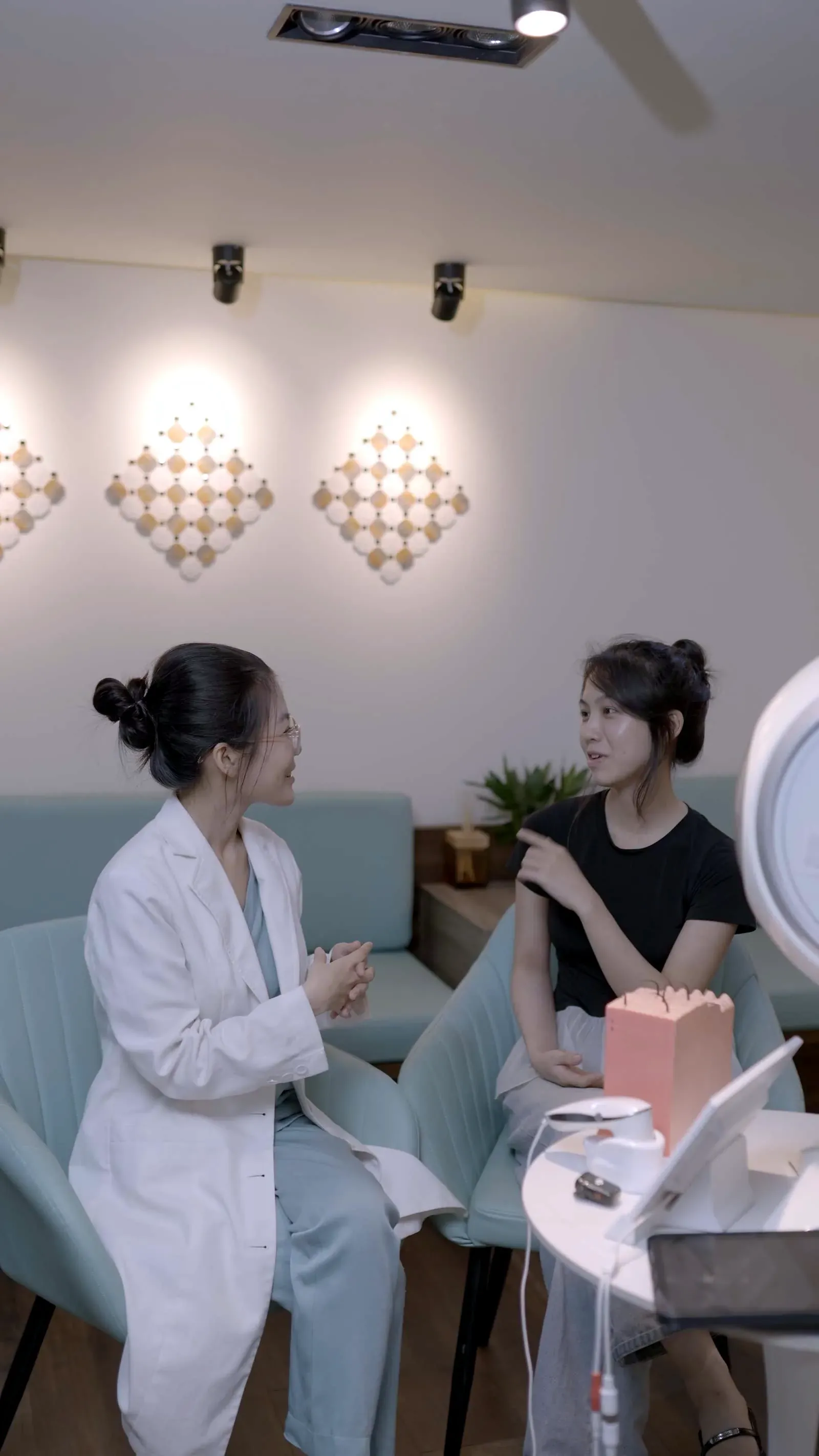 BS Bùi Thị Kim Kha tư vấn khách