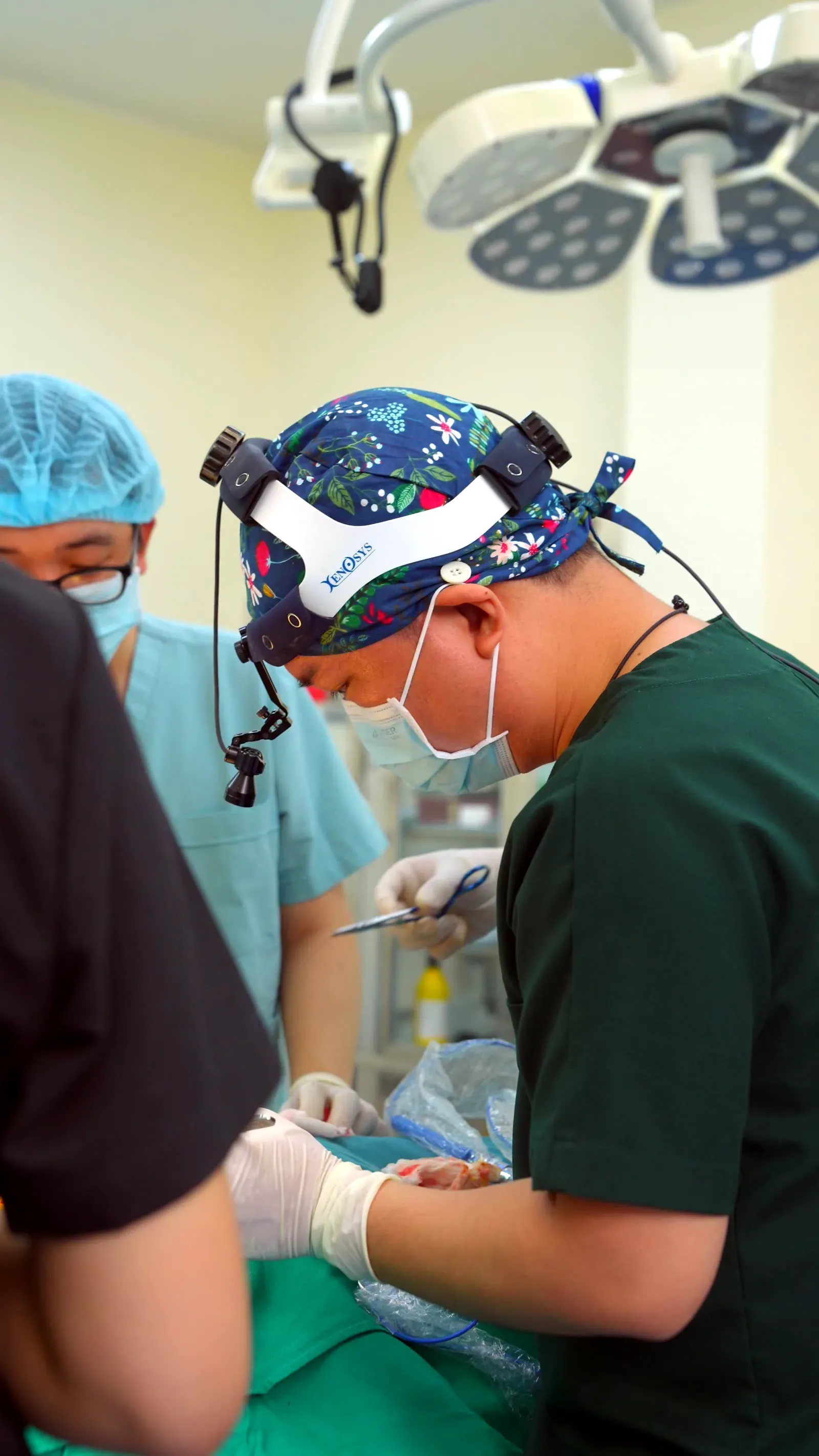 BS Nguyễn Xuân Vũ trong phòng mổ