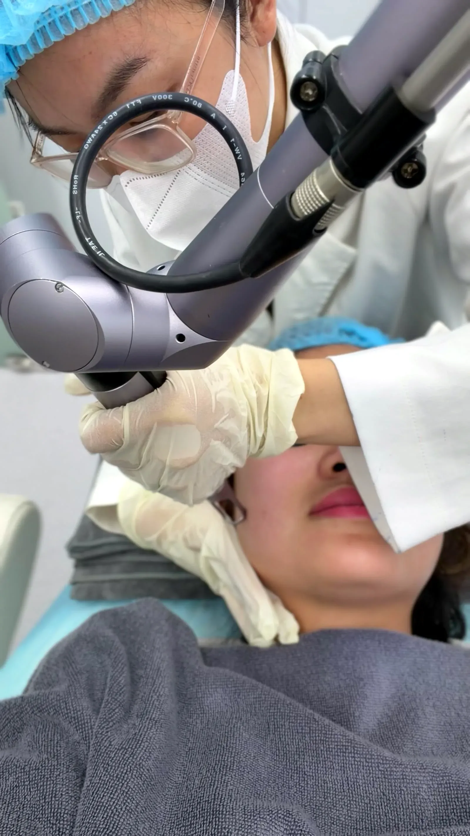 Bác sỹ điều trị laser cho khách