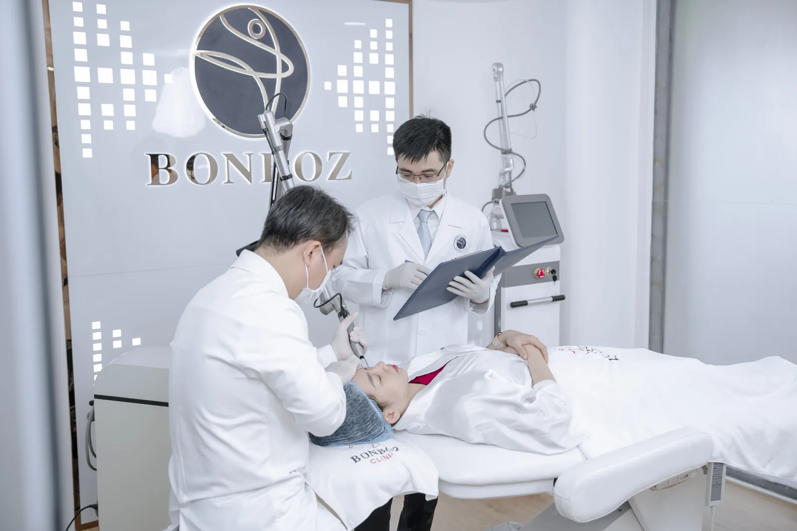 A BonBoz doctor performing a laser treatment on a patient