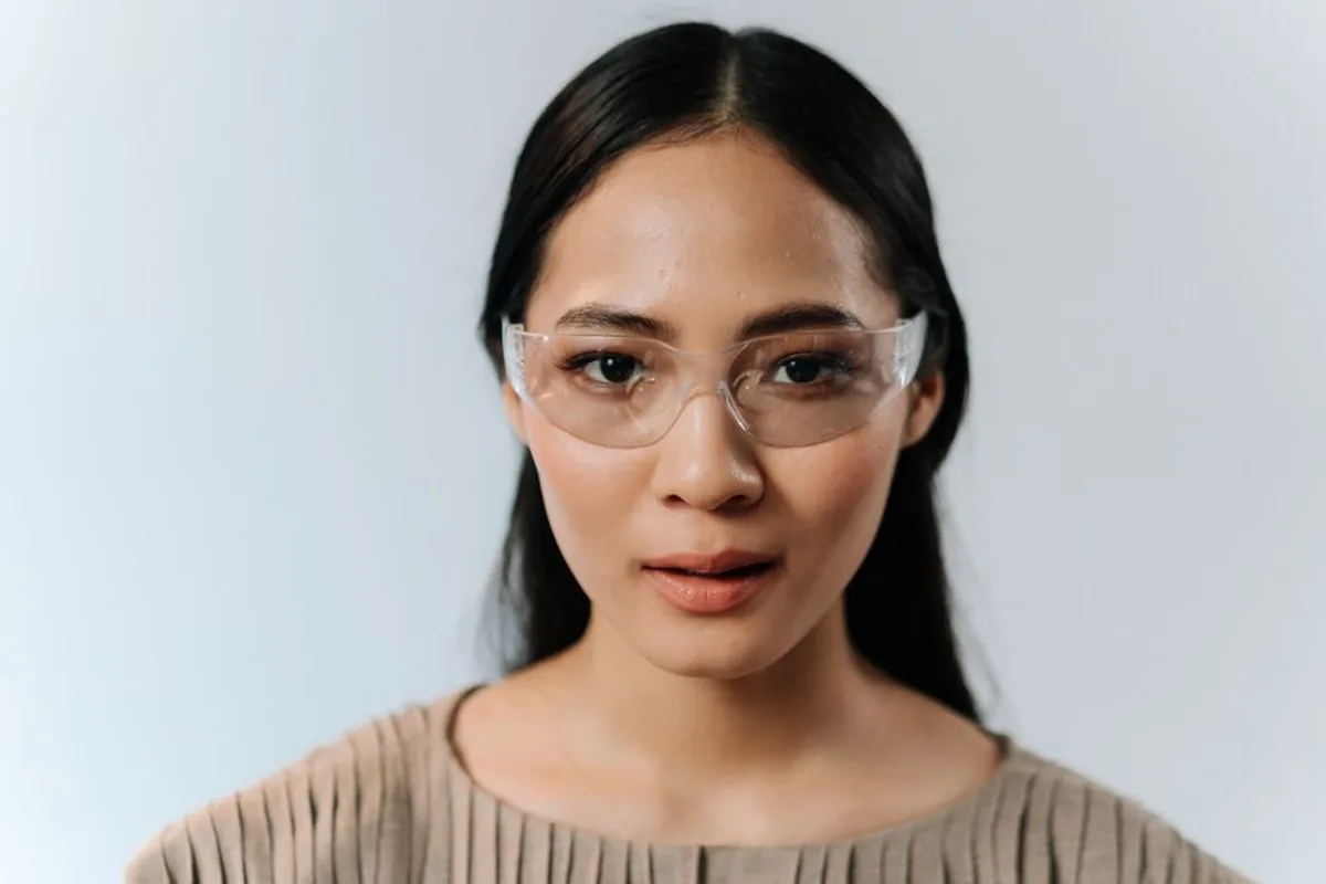 Cắt mí xong đeo kính, kính râm được không? Khi nào an toàn?