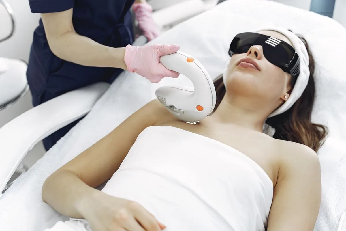 Ảnh minh hoạ — khách hàng nữ châu Á điều trị laser fractional trên da mặt