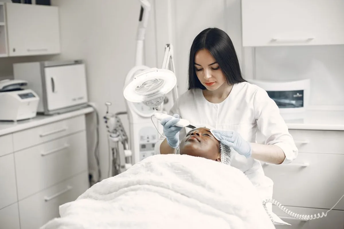 Ảnh minh hoạ — chuyên viên da liễu chăm sóc da mặt trong liệu trình laser