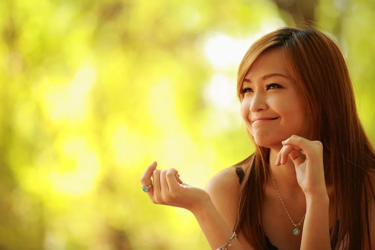 Ảnh minh hoạ — phụ nữ châu Á với làn da khoẻ dưới ánh nắng