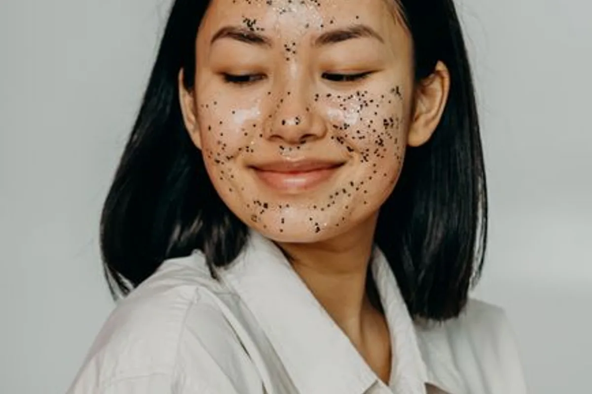 Ảnh minh hoạ — Phụ nữ châu Á đắp hạt tẩy tế bào chết lên mặt, mắt nhắm mỉm cười