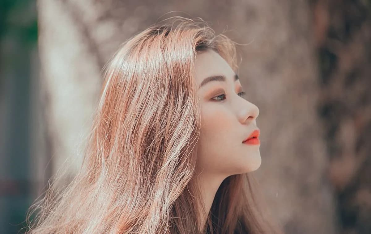 Ảnh minh hoạ — Góc nghiêng cho thấy vùng má, thái dương của khuôn mặt