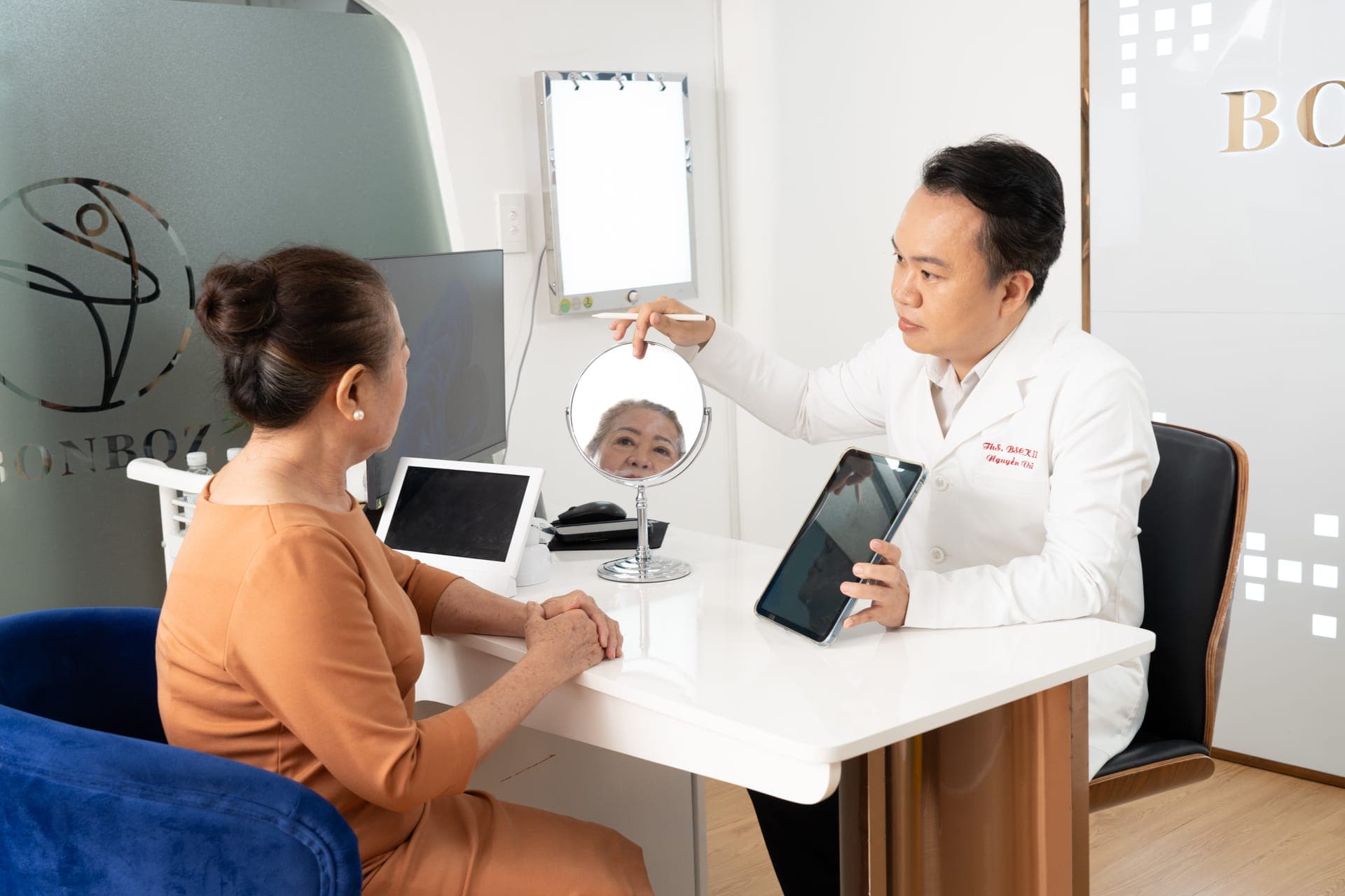 Bác sỹ BonBoz Clinic tư vấn dáng mũi cho khách hàng