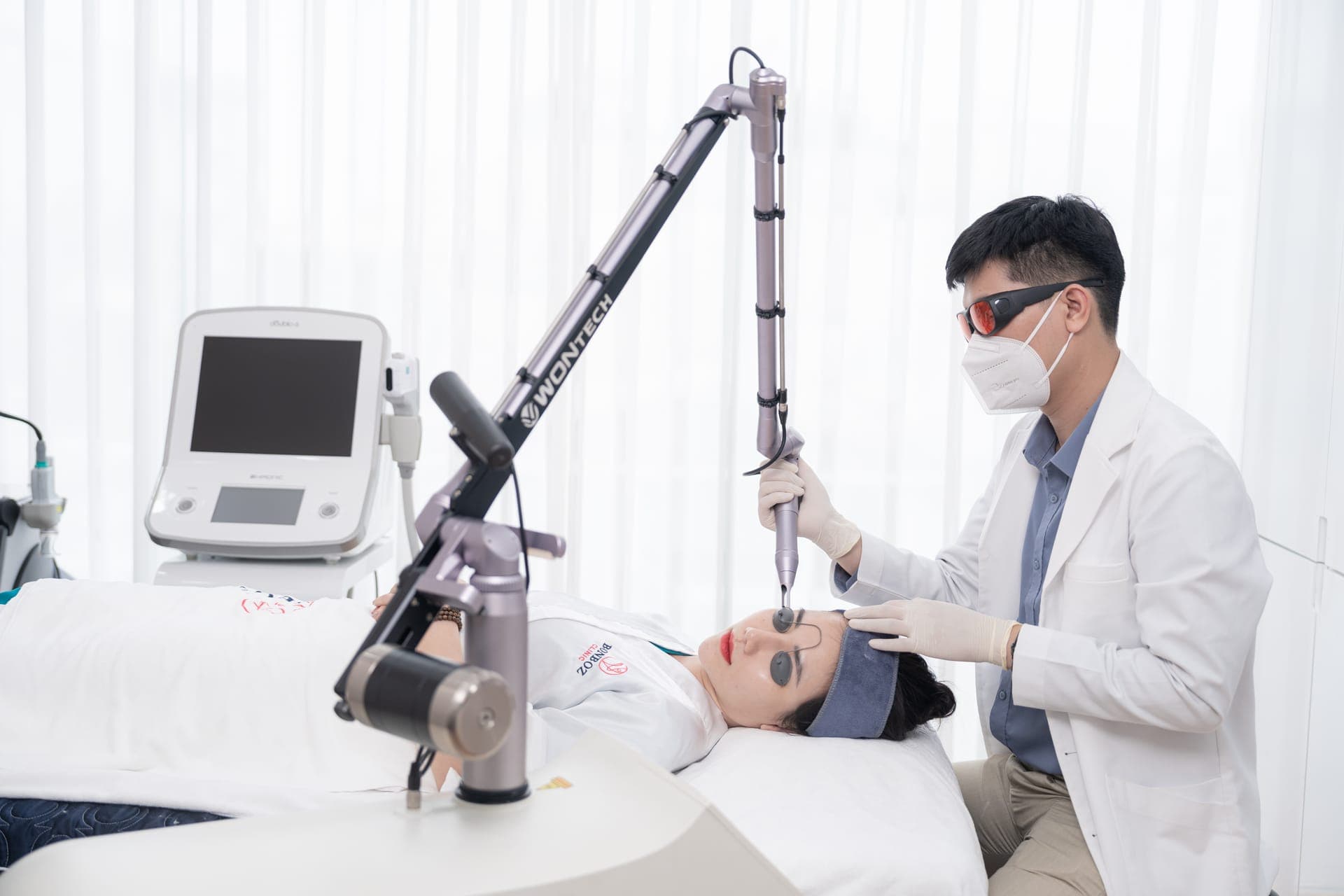 Kỹ thuật viên BonBoz Clinic thực hiện điều trị bằng thiết bị ánh sáng