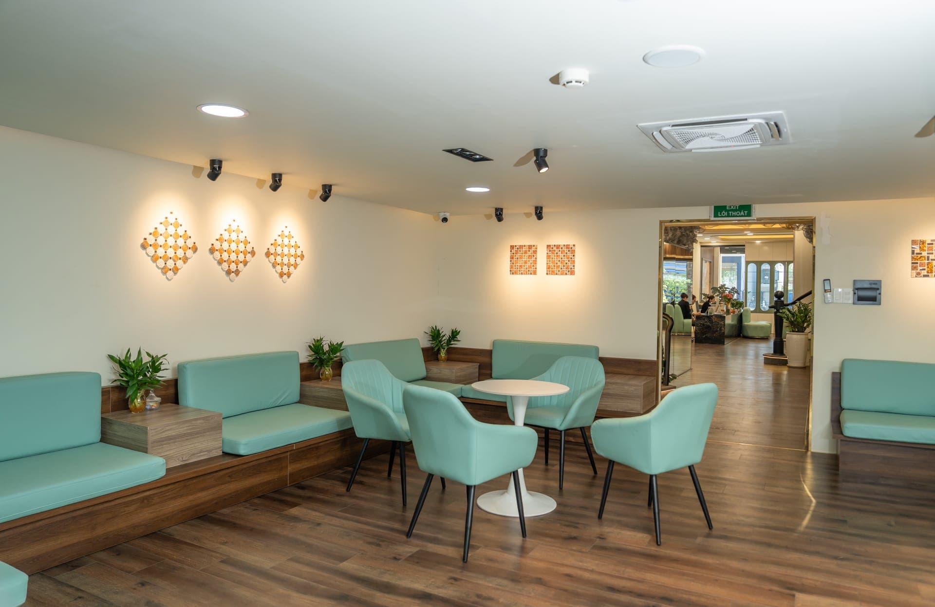 Khu chờ tầng trên BonBoz Clinic