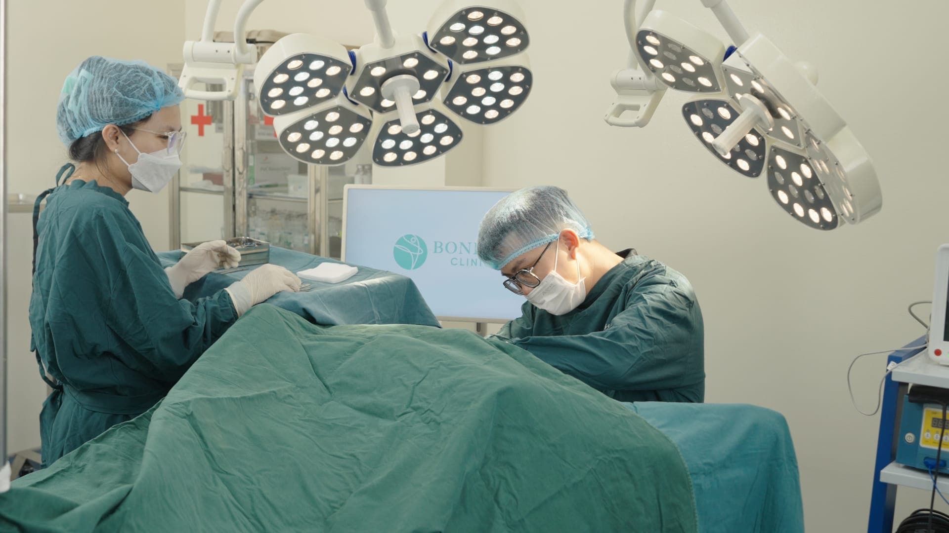 Phòng phẫu thuật BonBoz Clinic trong ca mổ