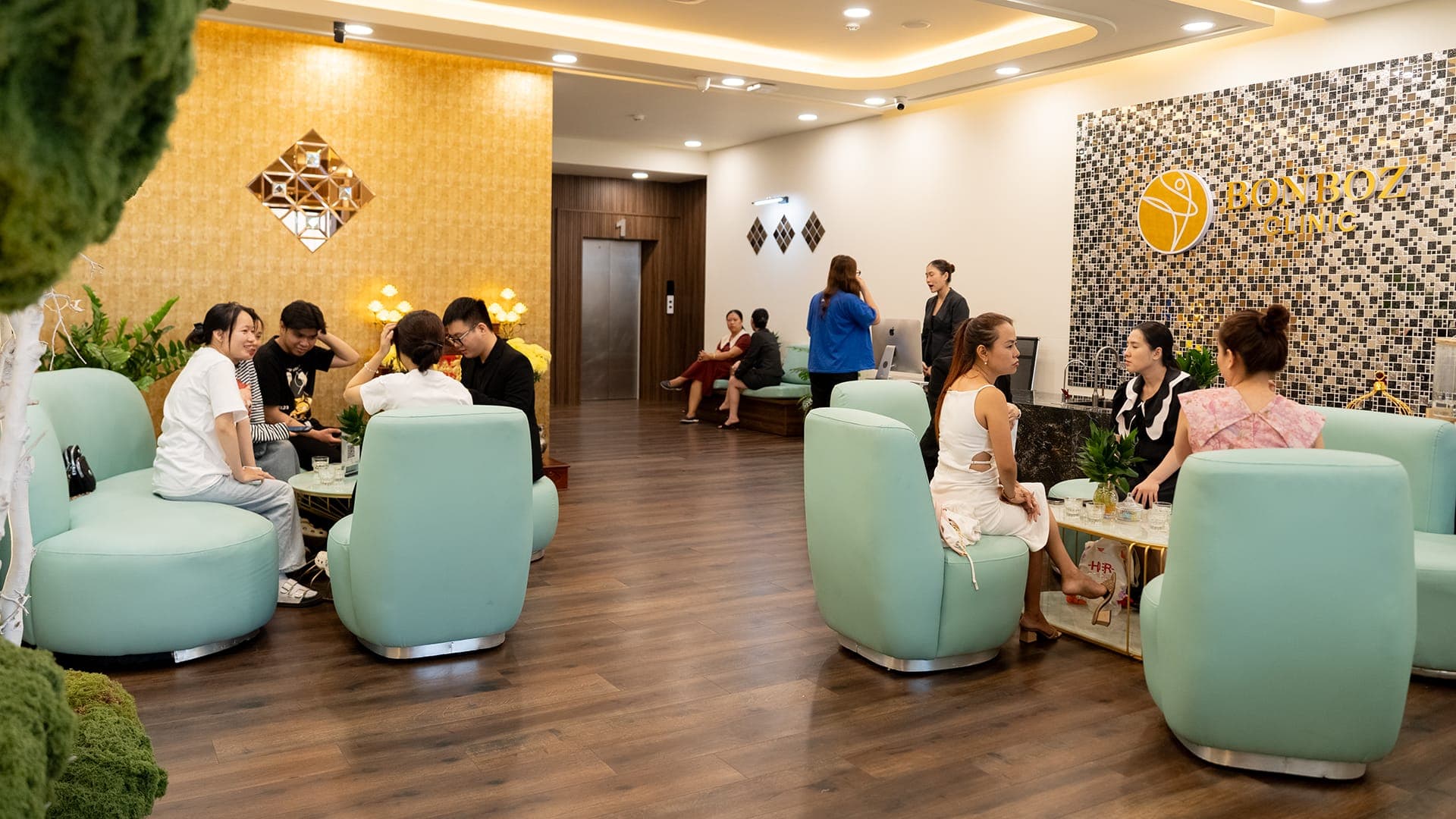 Khách hàng chờ tại sảnh BonBoz Clinic