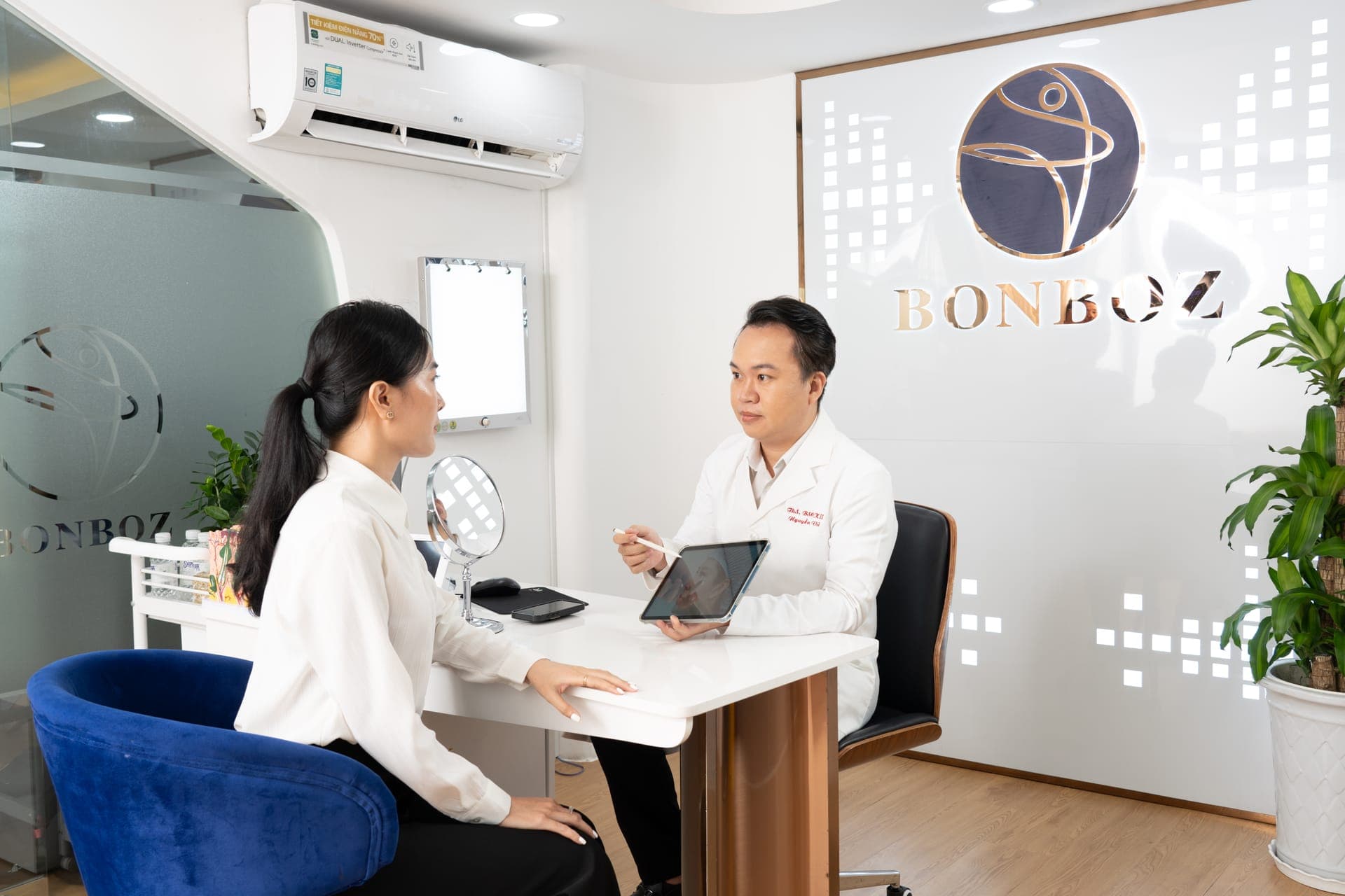 Illustrative image — BS.Ths.CKII Nguyễn Xuân Vũ tư vấn trực tiếp cho khách tại BonBoz Clinic