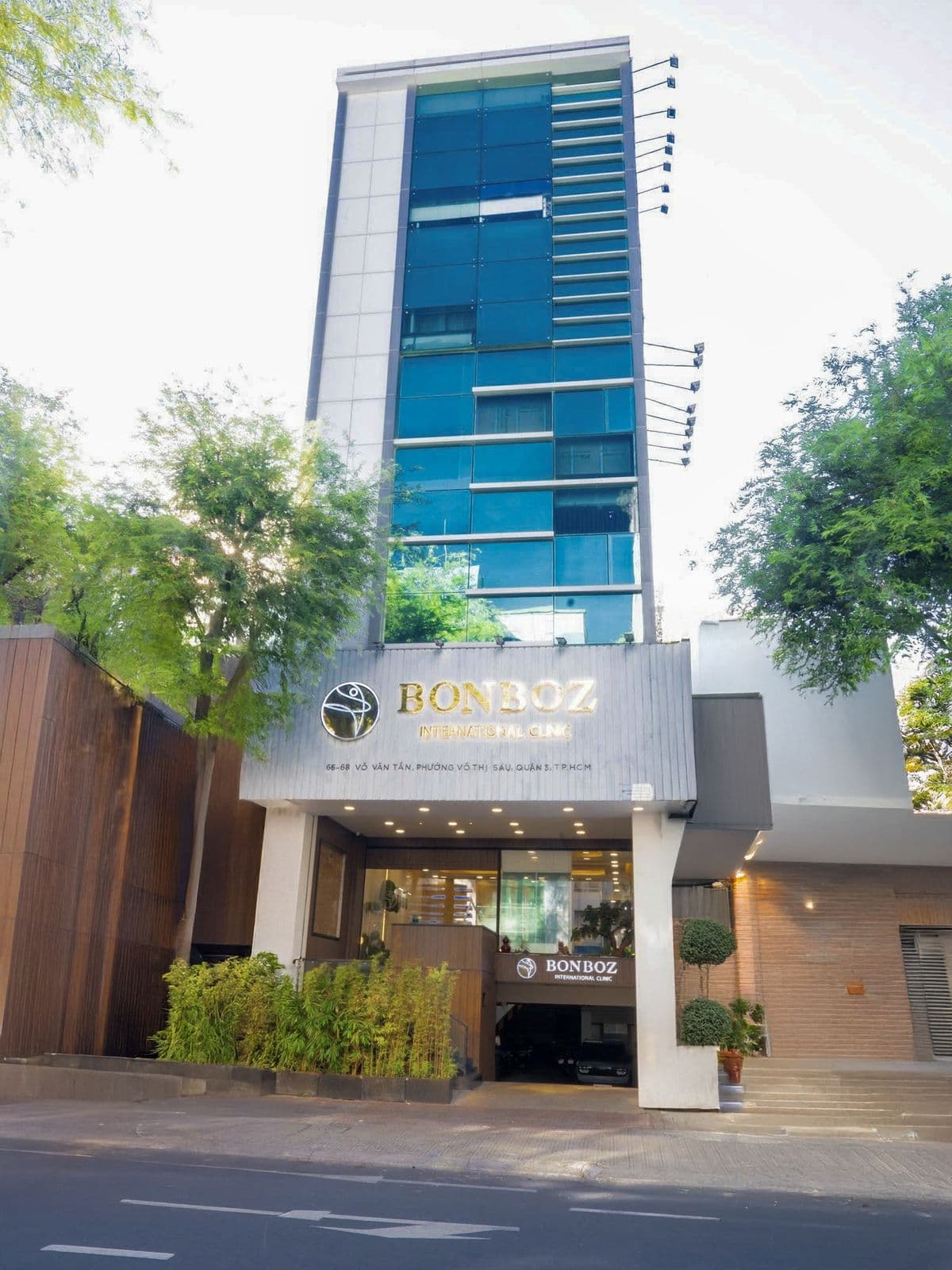 Mặt tiền BonBoz Clinic — Phòng khám Thẩm mỹ và Da liễu tại 66–68 Võ Văn Tần, TP.HCM
