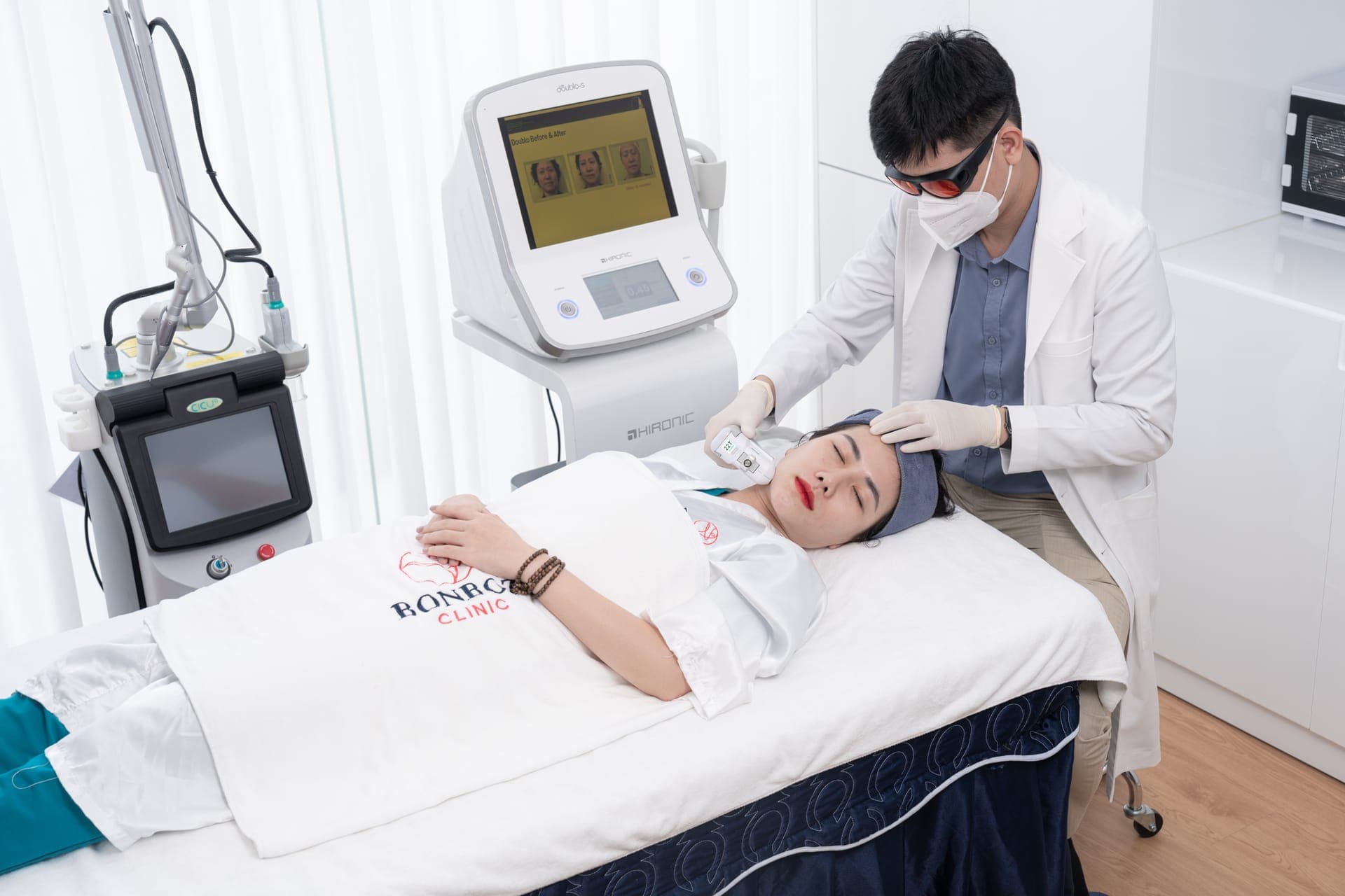 Ảnh minh hoạ — bác sỹ BonBoz Clinic thực hiện điều trị bằng laser cho khách tại phòng thủ thuật
