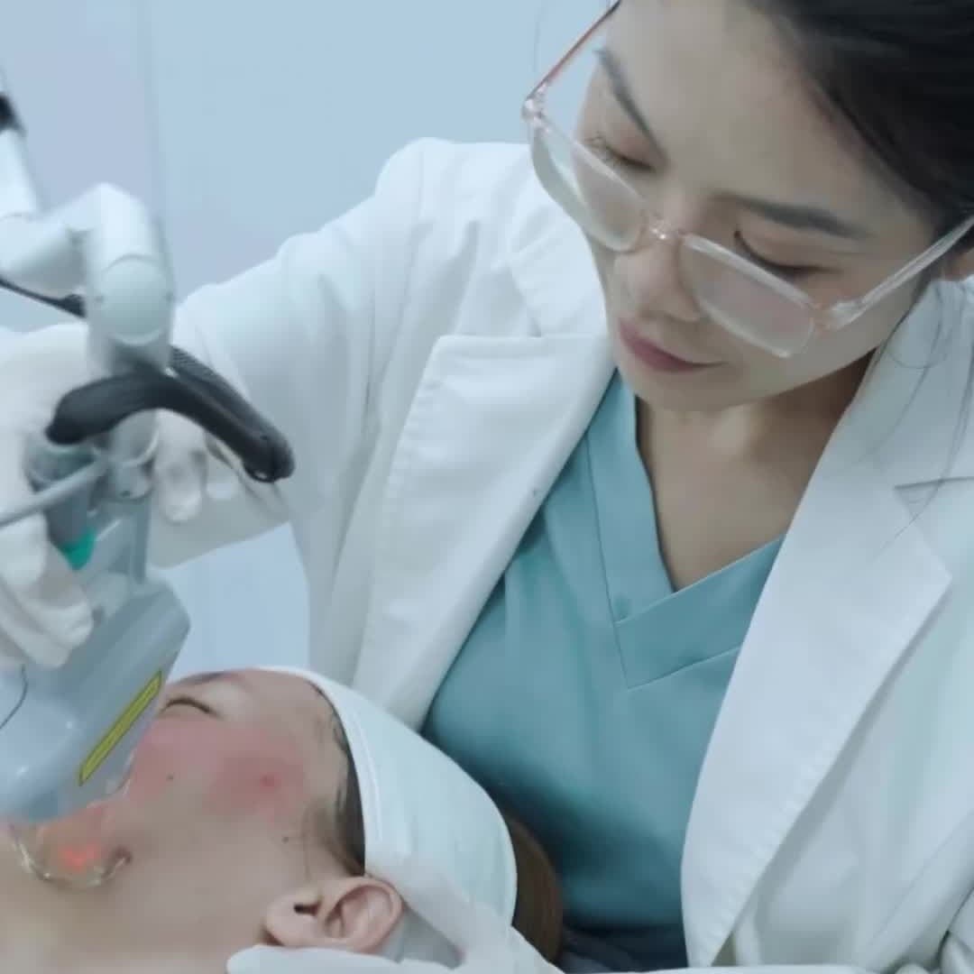 Bác sĩ thao tác với thiết bị trên vùng má khách tại BonBoz
