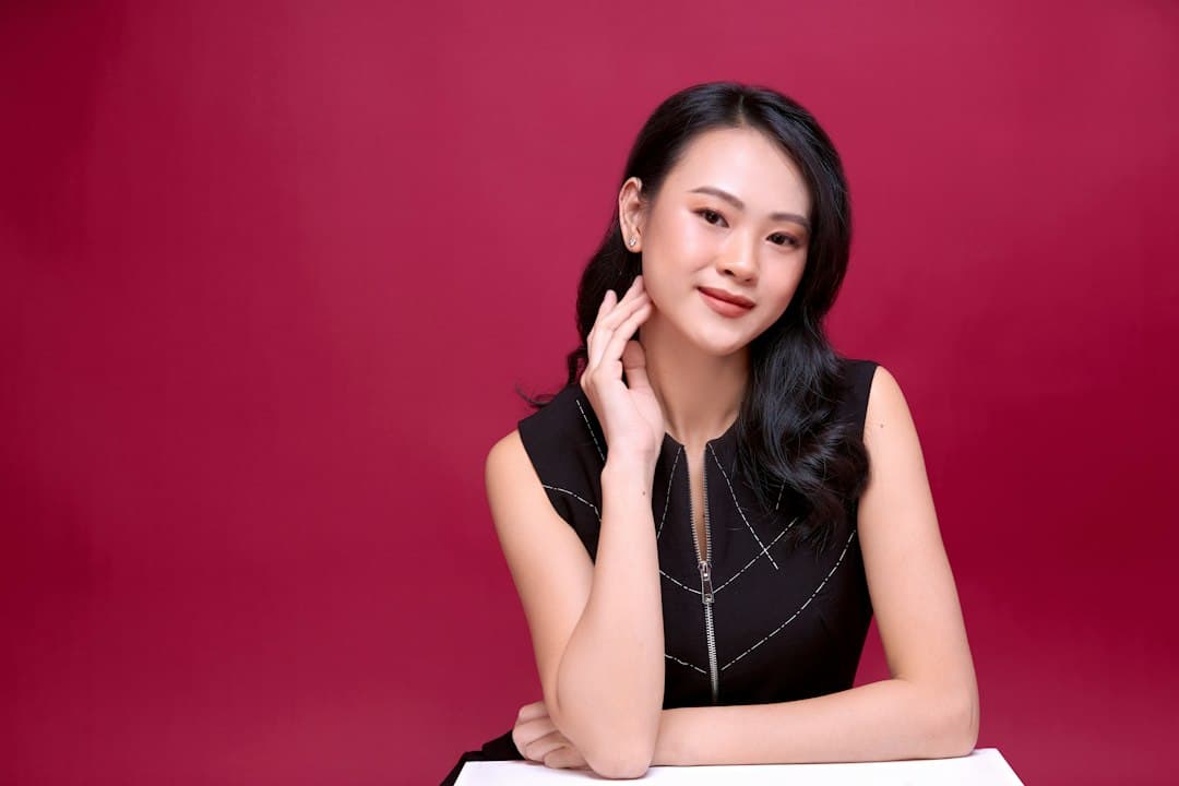 Ảnh minh hoạ — Phụ nữ châu Á chạm nhẹ vùng má trong ảnh minh hoạ thẩm mỹ