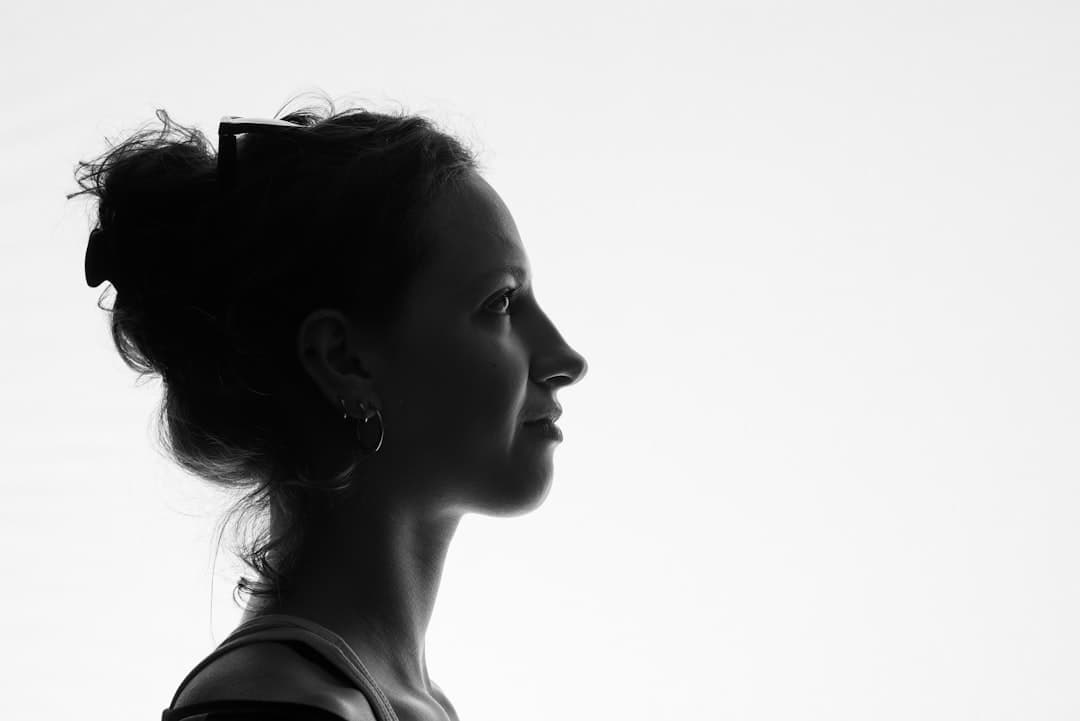 Ảnh minh hoạ — grayscale photo of woman in tank top