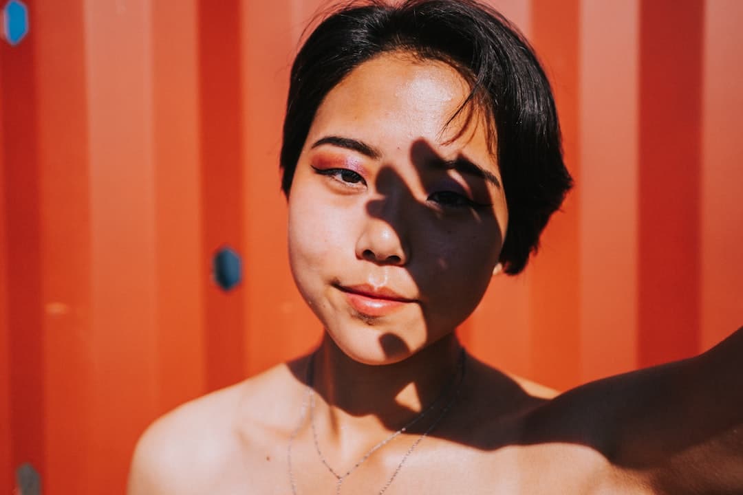 Imagen ilustrativa — A woman with a shadow on her face
