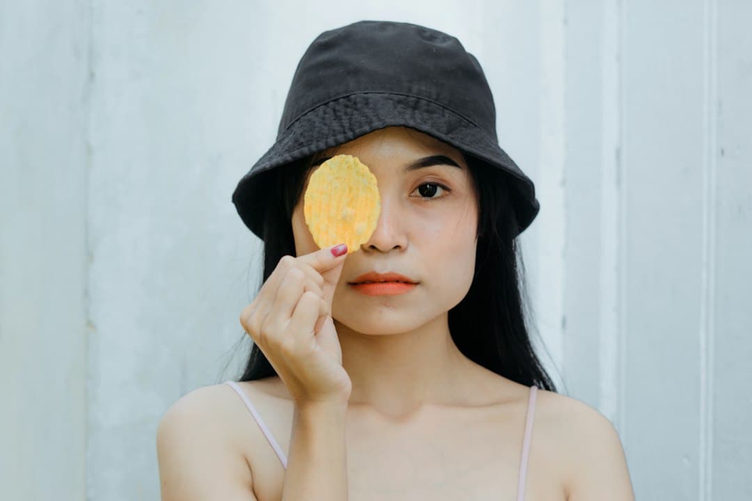Ảnh minh hoạ — Phụ nữ châu Á quan sát gương mặt trong ảnh minh hoạ