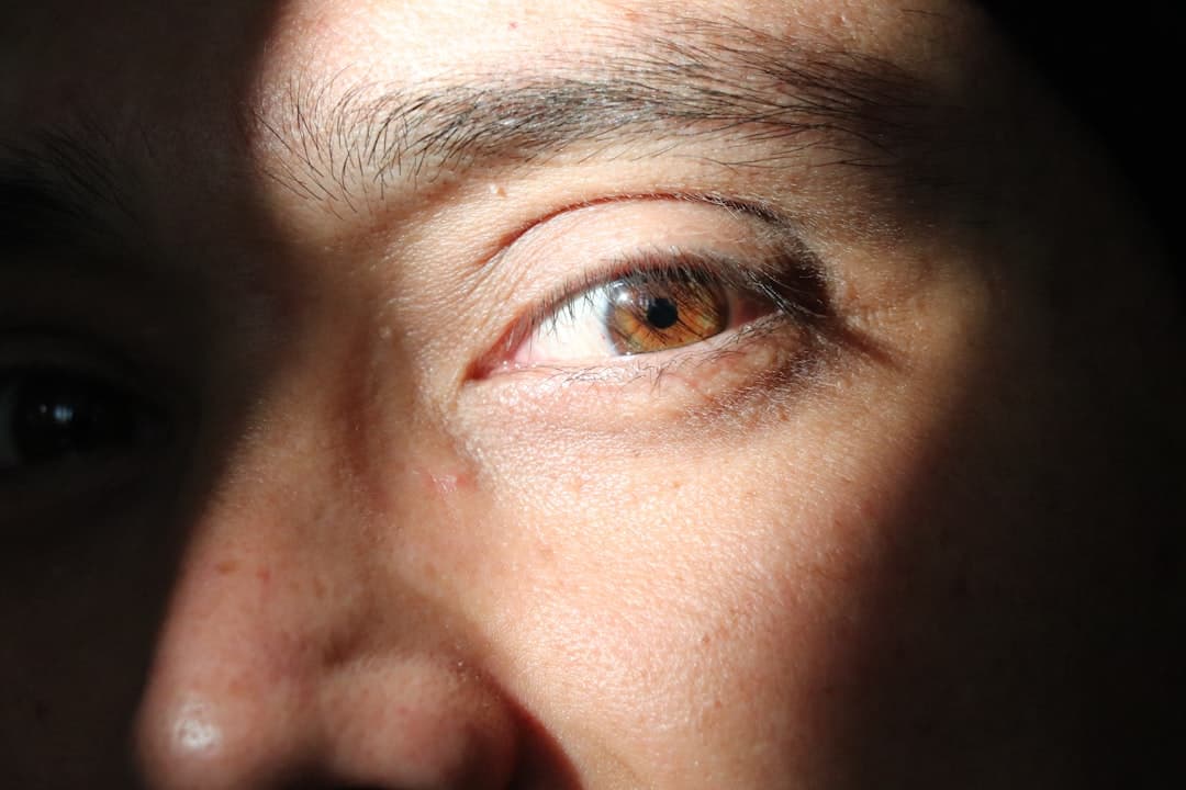 Ảnh minh hoạ — a close up of a person's eye with brown eyes