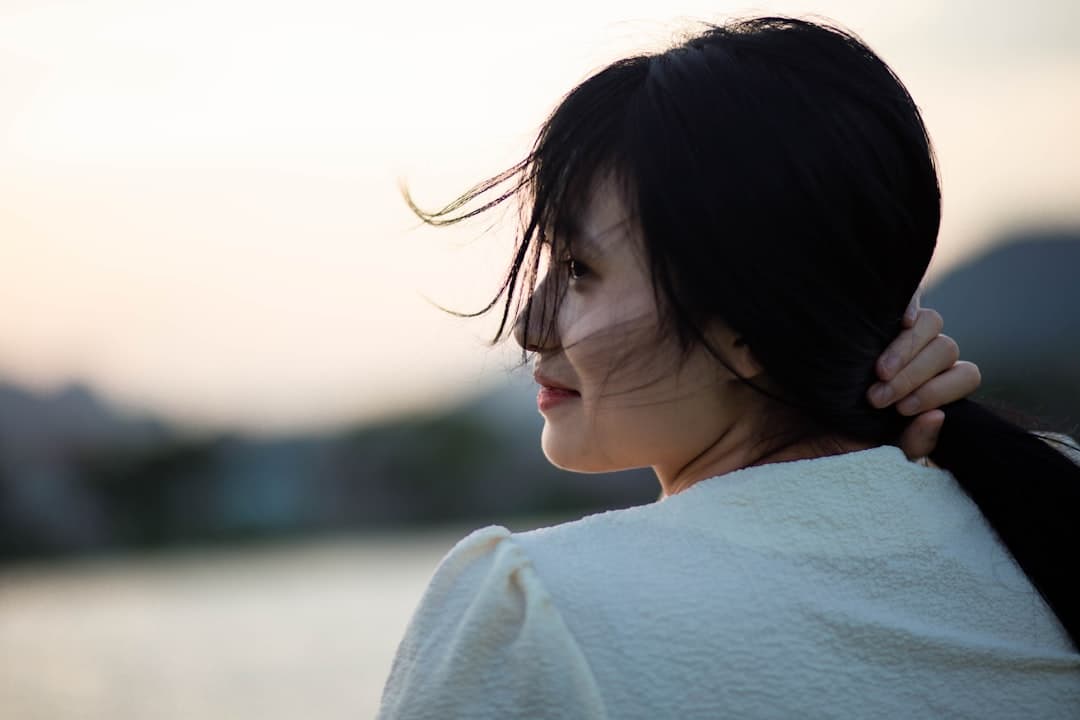 Ảnh minh hoạ — woman in white shirt looking at the sea during daytime