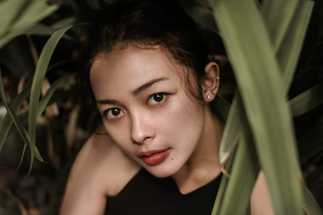 Ảnh minh hoạ — Cận cảnh gương mặt phụ nữ châu Á với làn da đều màu sau khi chăm sóc đúng thứ tự