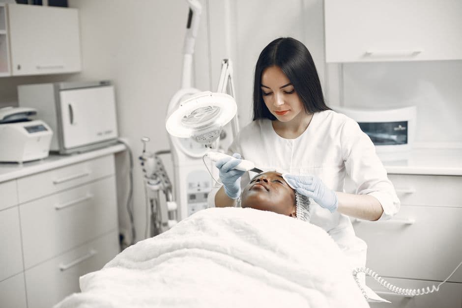 Ảnh minh hoạ — Aesthetician providing a rejuvenating facial treatment to a client in a modern spa clinic setup.