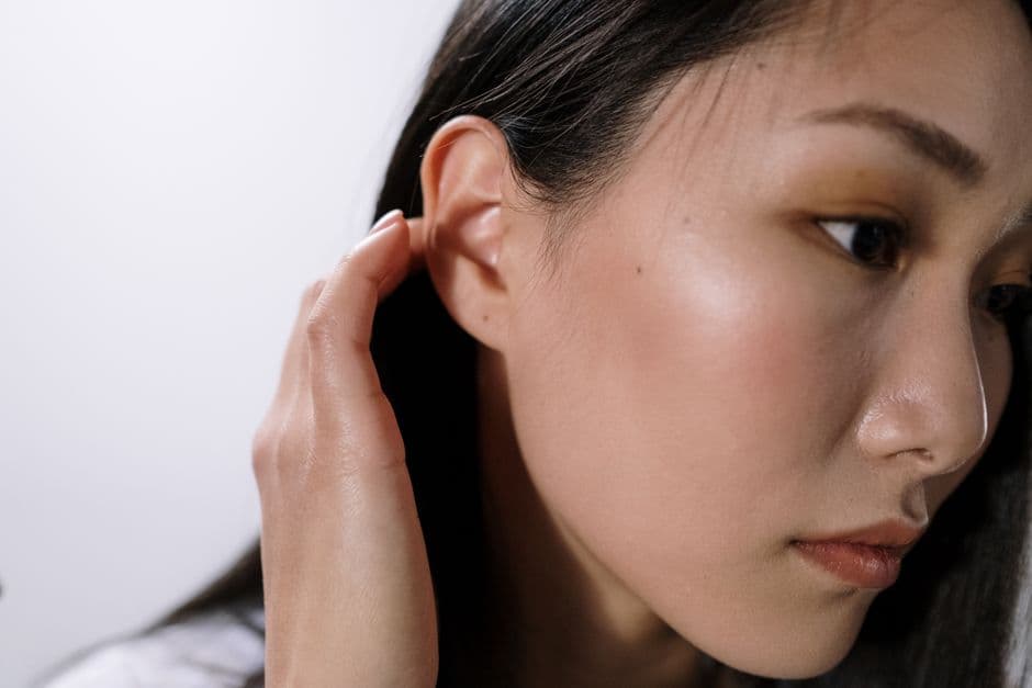 插图 — A close-up portrait focusing on a woman's face and clear skin tone.