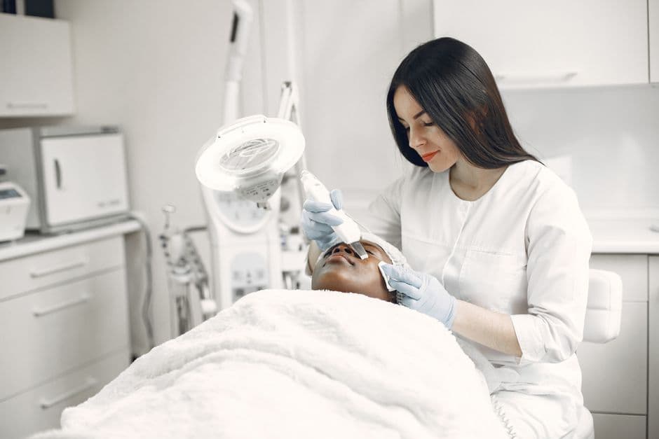 Ảnh minh hoạ — A skilled practitioner performs a relaxing facial treatment, promoting wellness and skincare in a modern clinic.