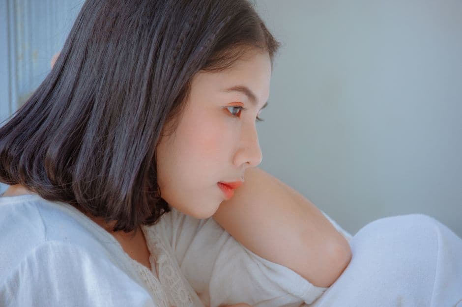 Ảnh minh hoạ — A tranquil side view portrait of a young woman in soft lighting, showcasing beauty and contemplation.
