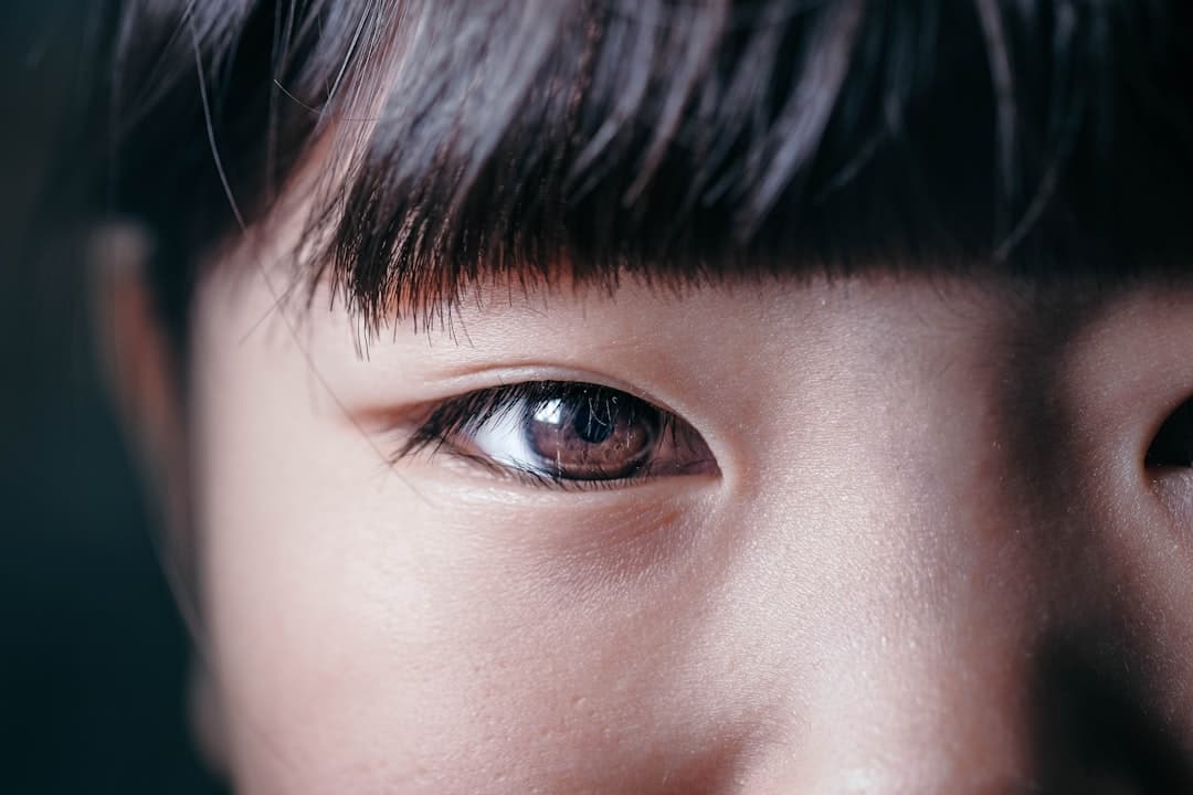 Ảnh minh hoạ — A close-up of an eye stares directly at the viewer.