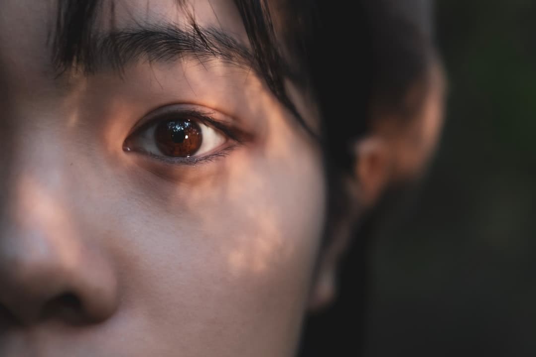 Ảnh minh hoạ — woman brown and black eye