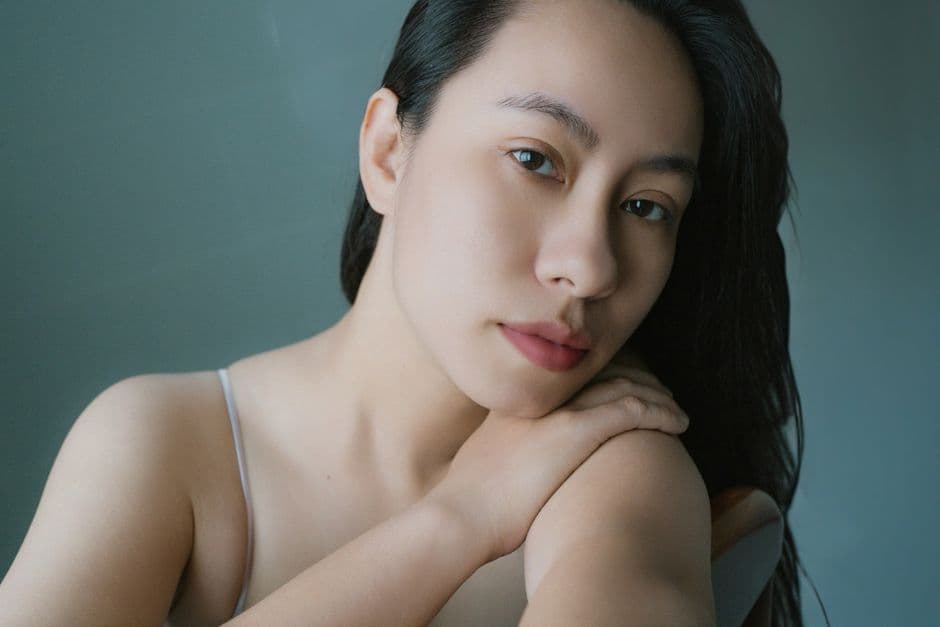 Ảnh minh hoạ — Close-up portrait of a young woman with natural beauty and soft expression indoors.