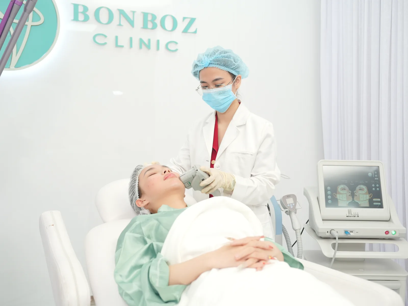 BonBoz 医生进行非手术医美操作