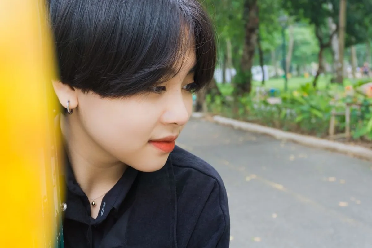 Ảnh minh hoạ — Phụ nữ trưởng thành tóc ngắn, nét mặt nhẹ nhàng
