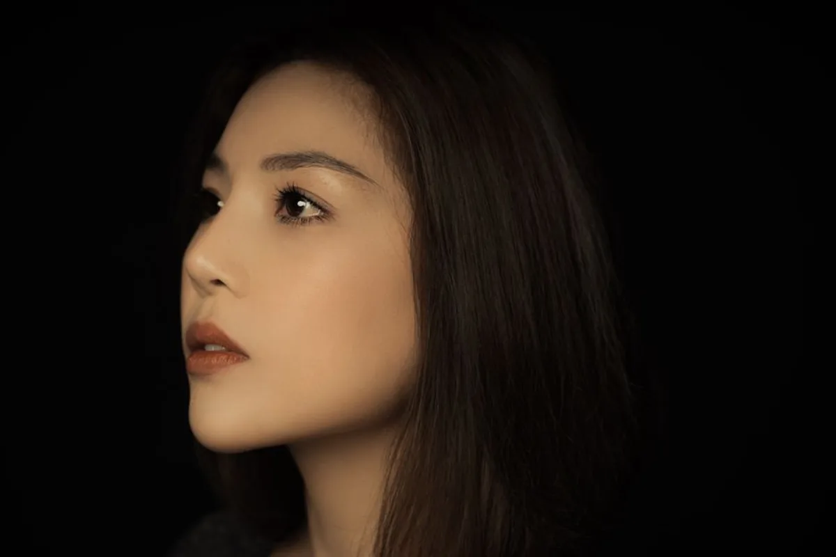 Illustrative image — A side portrait of an adult woman with a graceful jawline