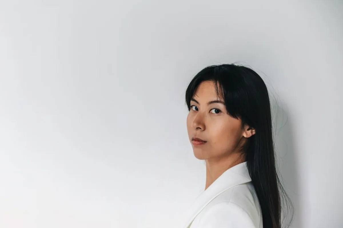 Ảnh minh hoạ — Phụ nữ trưởng thành nhìn nghiêng, gương mặt điềm đạm, đường viền hàm rõ