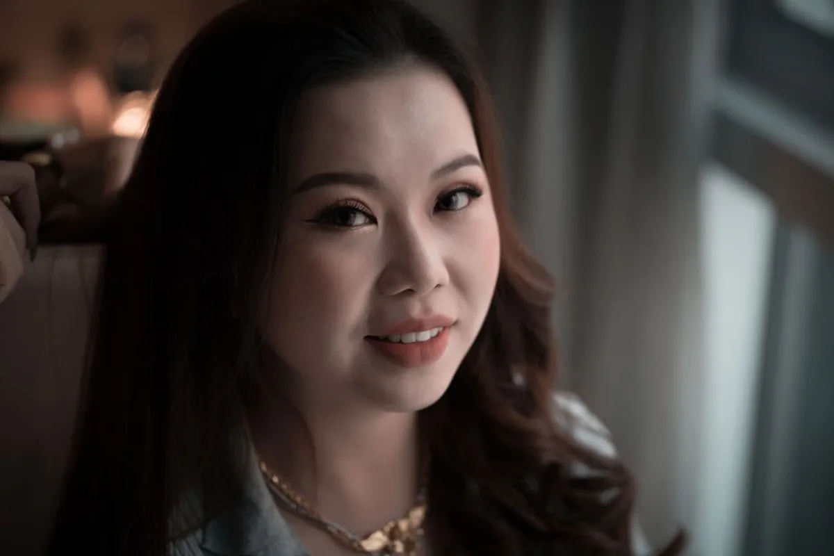 Ảnh minh hoạ — Phụ nữ châu Á ngoài 40 mỉm cười ấm áp, gương mặt sáng rõ đường nét