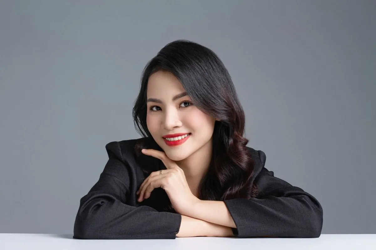 Ảnh minh hoạ — Phụ nữ châu Á tựa cằm lên tay, ánh nhìn điềm đạm và tin cậy