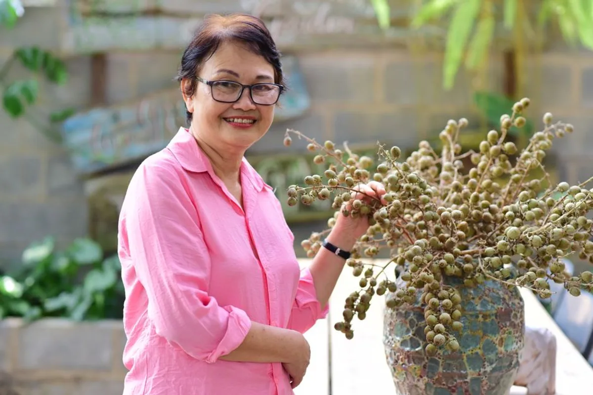 Ảnh minh hoạ — Phụ nữ châu Á trung niên đeo kính, nụ cười hiền hậu