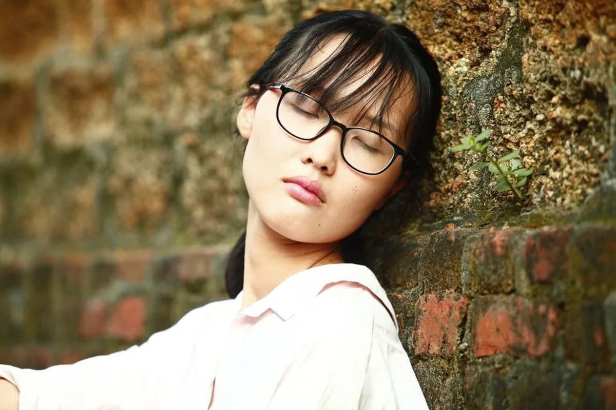 Ảnh minh hoạ — Kính gọng tựa trên sống mũi và tai, không đè lên mí