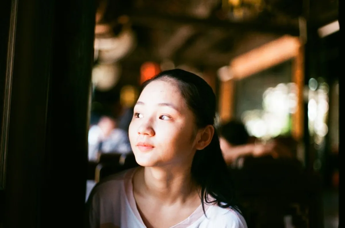 Illustrative image — gương mặt phụ nữ châu Á với ánh sáng dịu