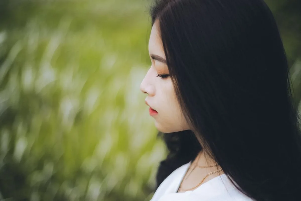 Illustrative image — góc nghiêng gương mặt và sống mũi của phụ nữ châu Á