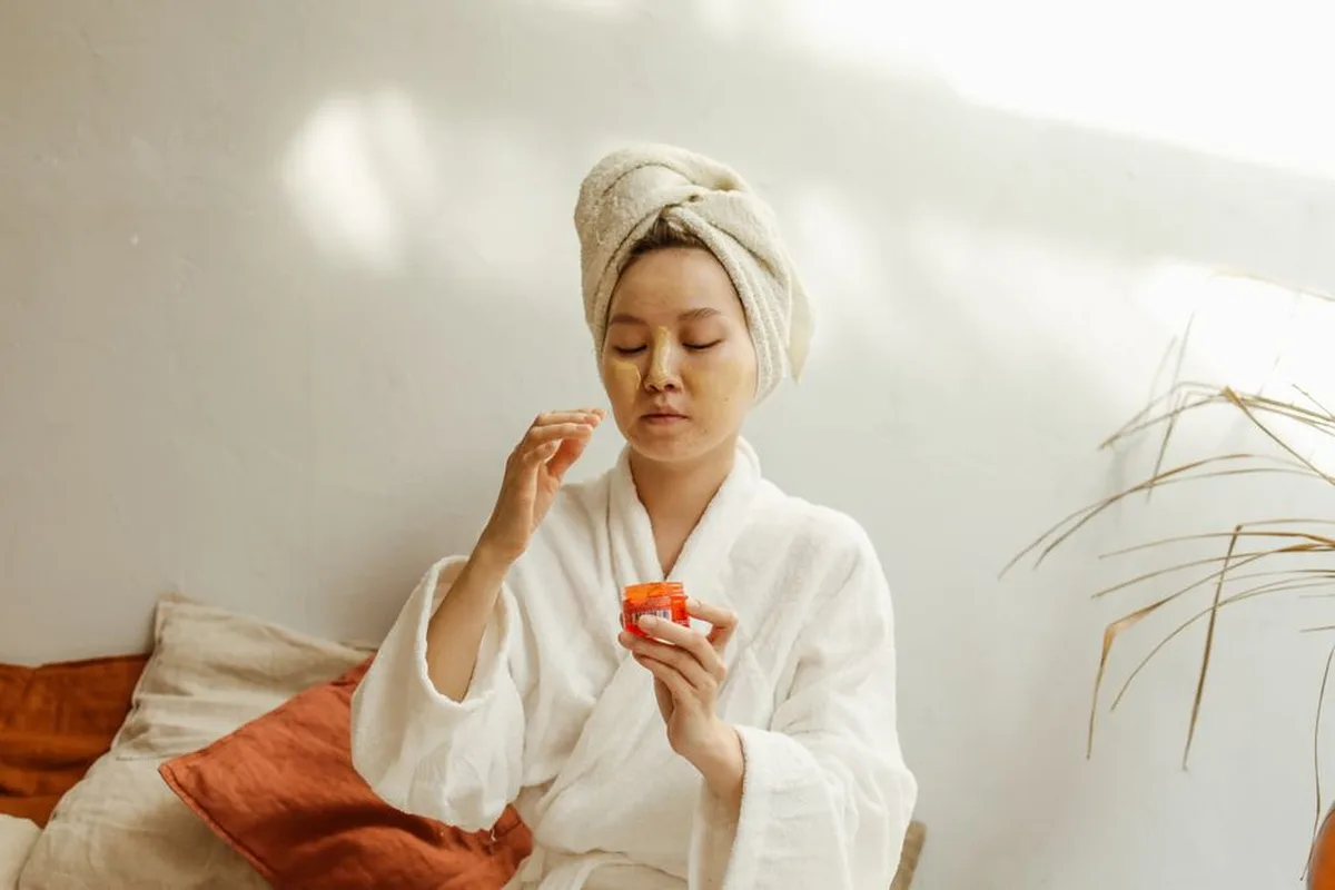 Ảnh minh hoạ — phụ nữ châu Á thư giãn trong quy trình chăm sóc da