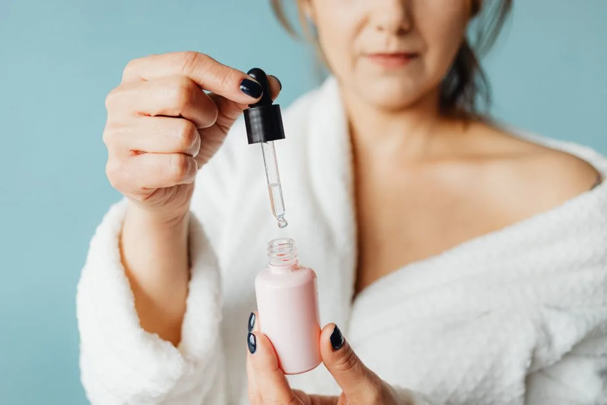 Ảnh minh hoạ — phụ nữ châu Á trung niên dùng serum chăm sóc da
