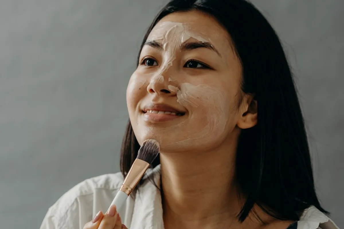 Ảnh minh hoạ — phụ nữ châu Á chăm sóc da mặt tại nhà