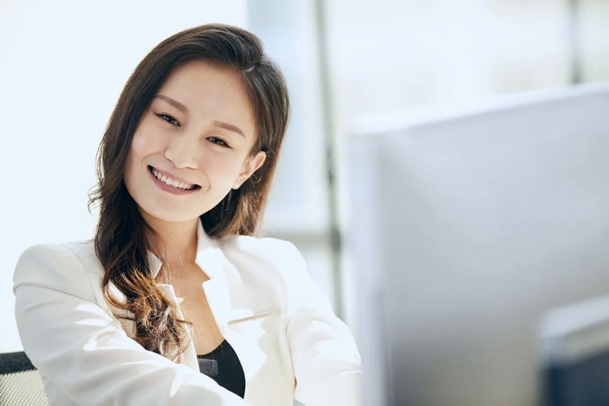 Ảnh minh hoạ — Phụ nữ trưởng thành mỉm cười, gương mặt hài hoà